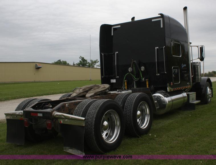 image for item B6575 2005 Peterbilt 379 semi truck