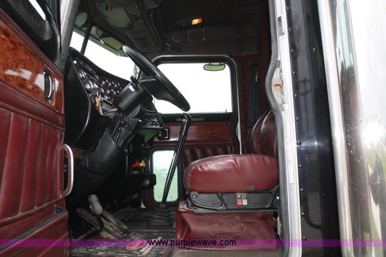image for item B6575 2005 Peterbilt 379 semi truck