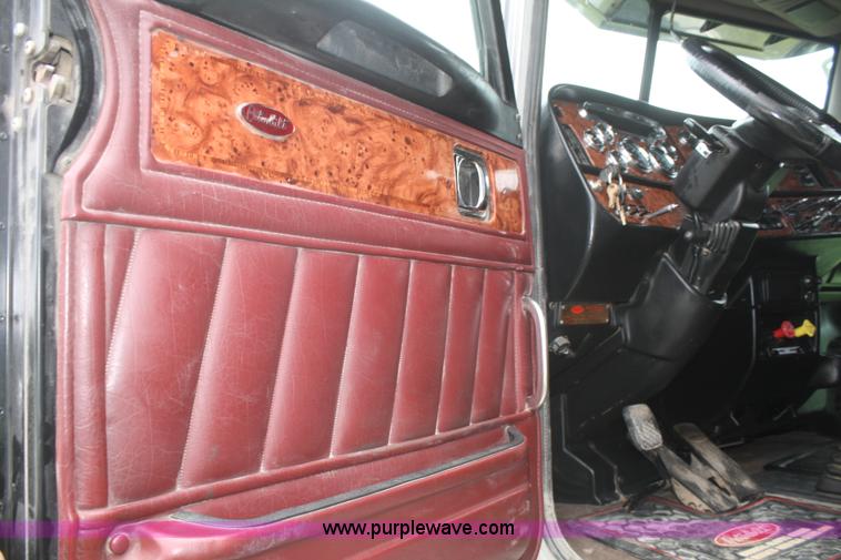 image for item B6575 2005 Peterbilt 379 semi truck