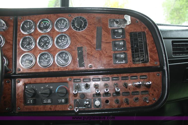 image for item B6575 2005 Peterbilt 379 semi truck