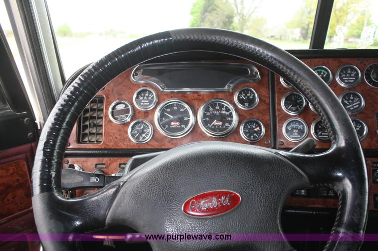 image for item B6575 2005 Peterbilt 379 semi truck