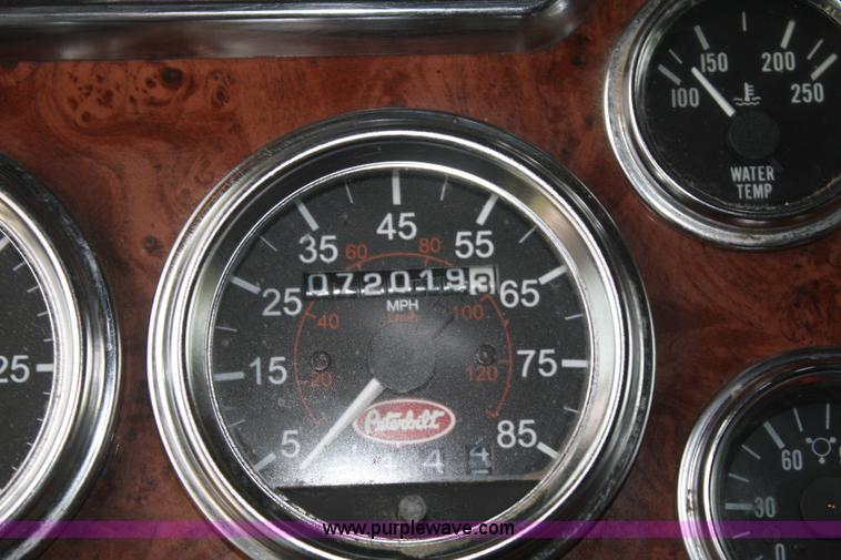 image for item B6575 2005 Peterbilt 379 semi truck