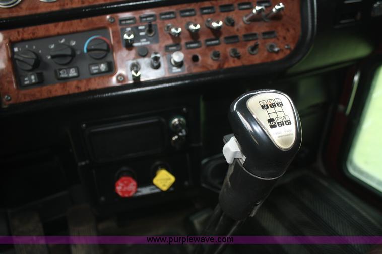 image for item B6575 2005 Peterbilt 379 semi truck