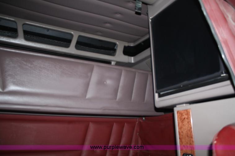 image for item B6575 2005 Peterbilt 379 semi truck