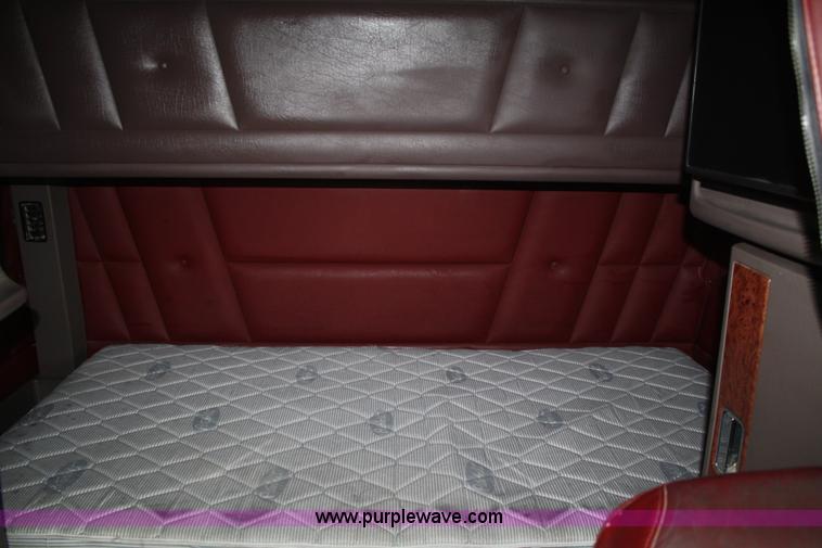 image for item B6575 2005 Peterbilt 379 semi truck