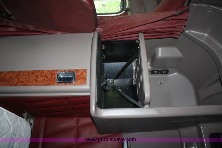 image for item B6575 2005 Peterbilt 379 semi truck