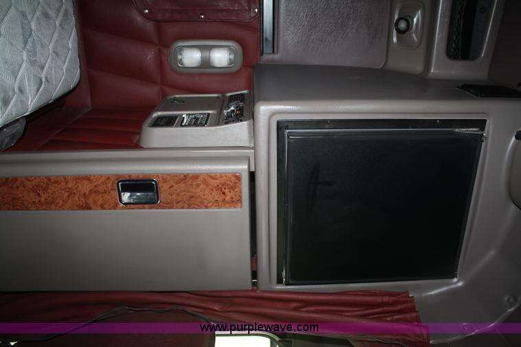 image for item B6575 2005 Peterbilt 379 semi truck