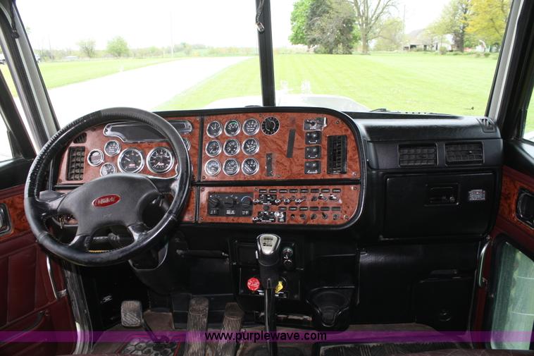 image for item B6575 2005 Peterbilt 379 semi truck