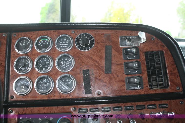 image for item B6575 2005 Peterbilt 379 semi truck