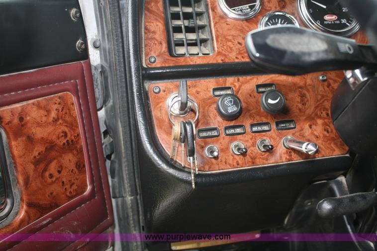 image for item B6575 2005 Peterbilt 379 semi truck