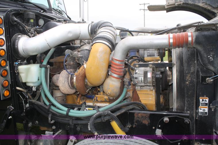 image for item B6575 2005 Peterbilt 379 semi truck