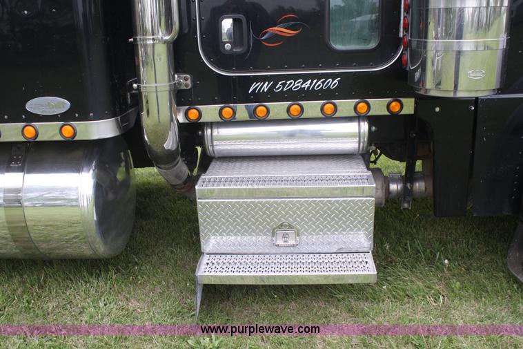 image for item B6575 2005 Peterbilt 379 semi truck