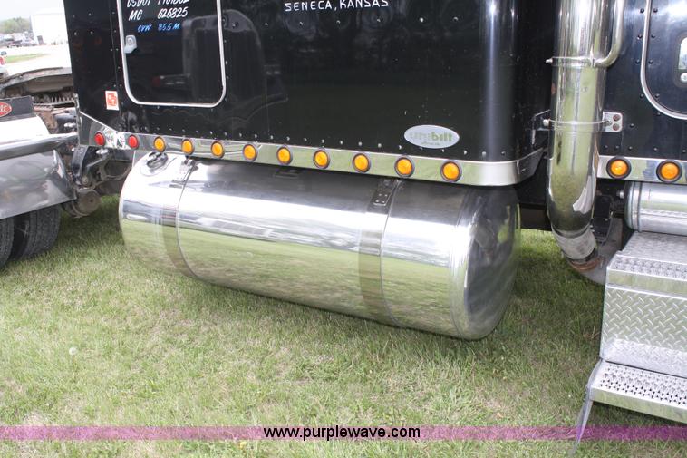 image for item B6575 2005 Peterbilt 379 semi truck