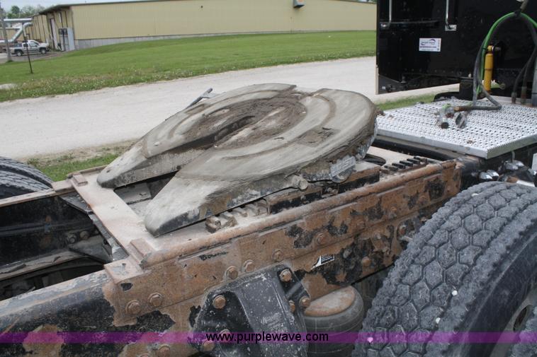 image for item B6575 2005 Peterbilt 379 semi truck