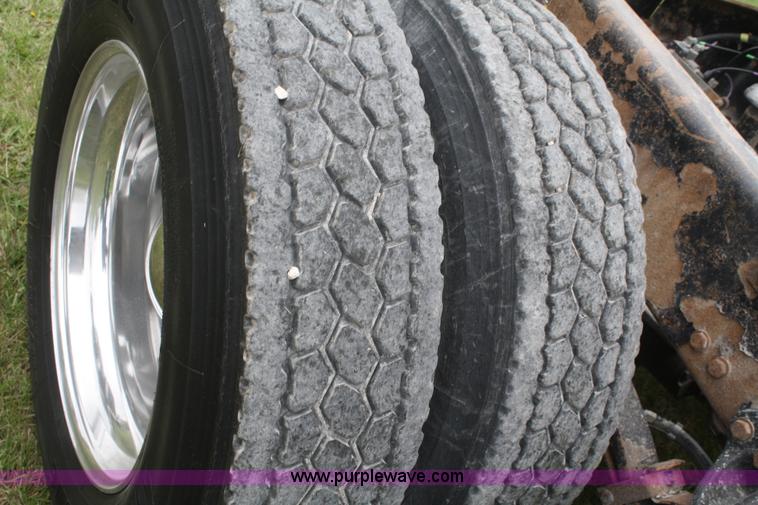 image for item B6575 2005 Peterbilt 379 semi truck