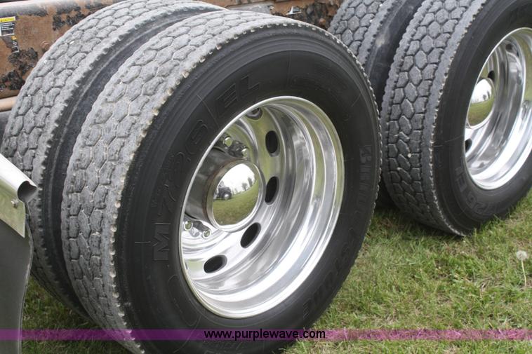 image for item B6575 2005 Peterbilt 379 semi truck