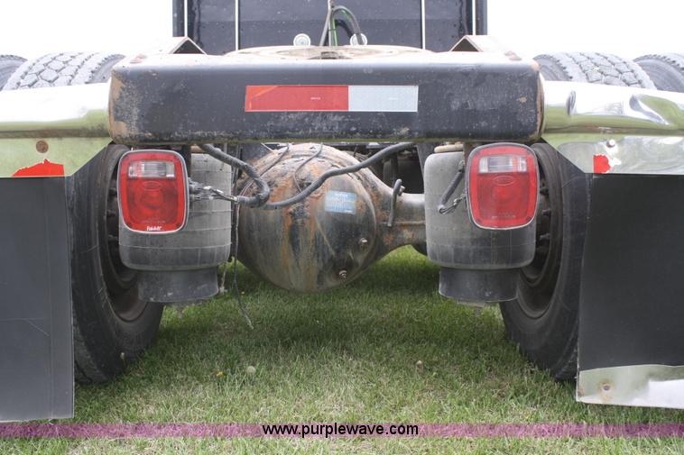 image for item B6575 2005 Peterbilt 379 semi truck