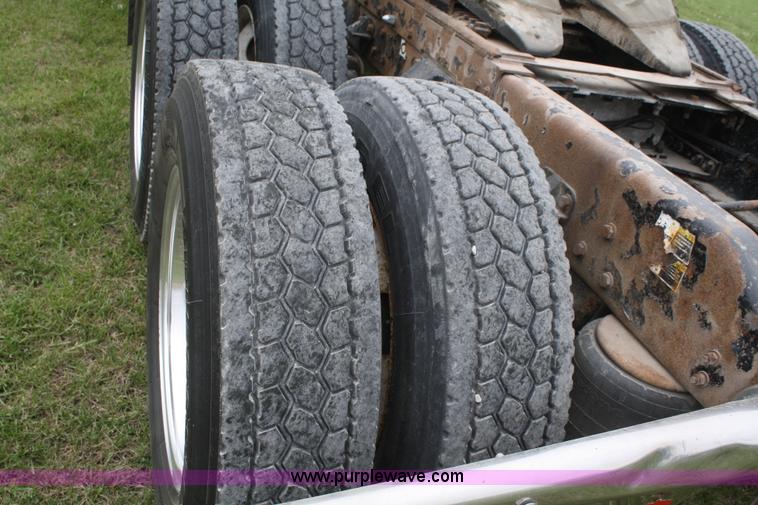 image for item B6575 2005 Peterbilt 379 semi truck