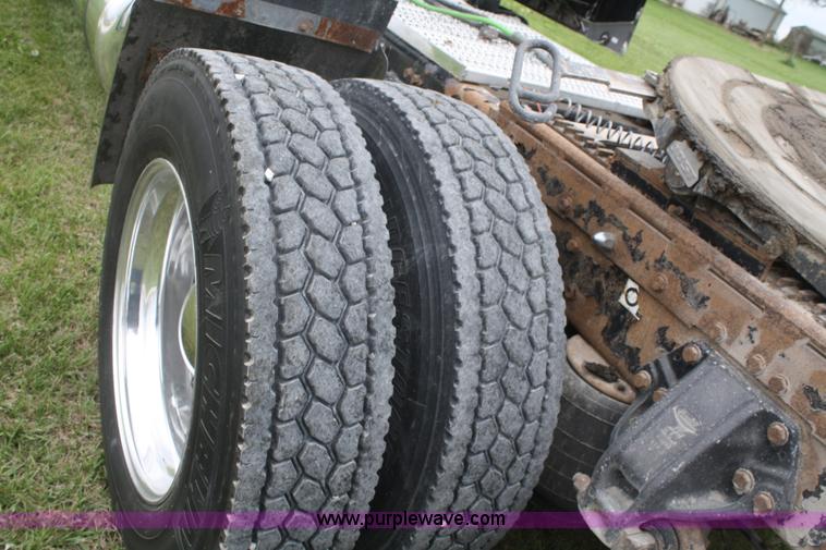 image for item B6575 2005 Peterbilt 379 semi truck