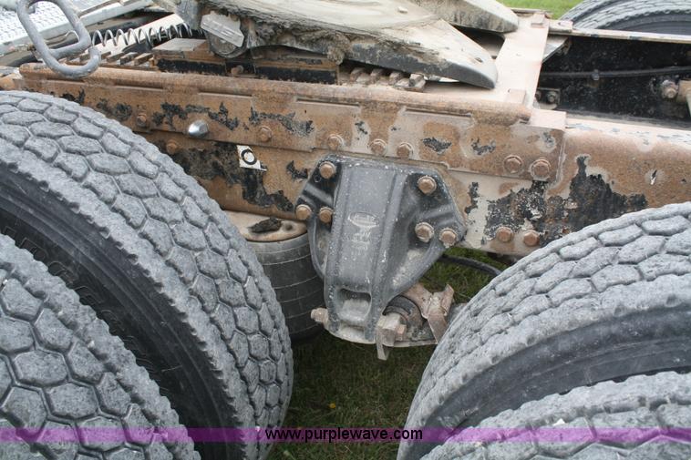 image for item B6575 2005 Peterbilt 379 semi truck