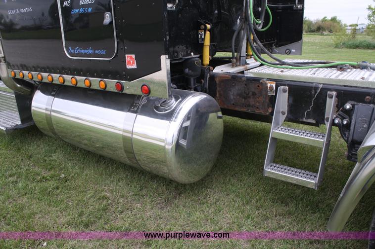 image for item B6575 2005 Peterbilt 379 semi truck