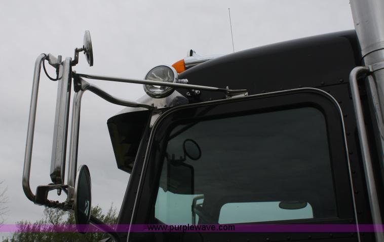 image for item B6575 2005 Peterbilt 379 semi truck