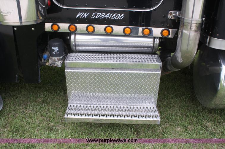 image for item B6575 2005 Peterbilt 379 semi truck