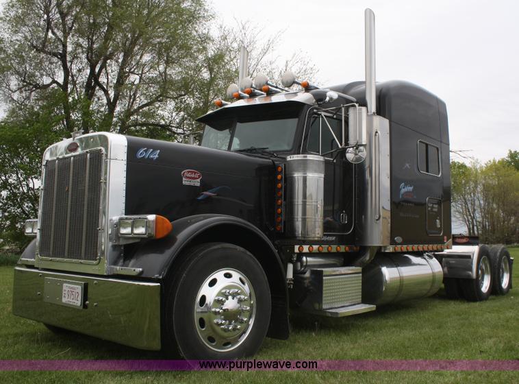 image for item B6576 2005 Peterbilt 379 semi truck