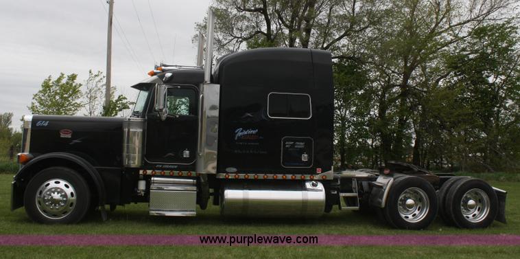 image for item B6576 2005 Peterbilt 379 semi truck