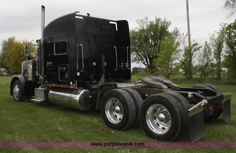 image for item B6576 2005 Peterbilt 379 semi truck