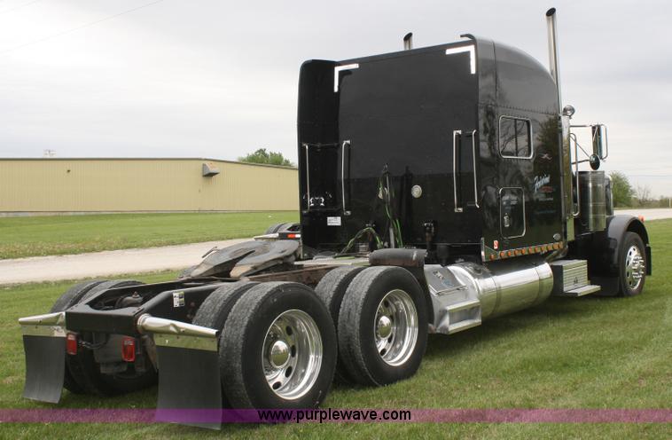 image for item B6576 2005 Peterbilt 379 semi truck