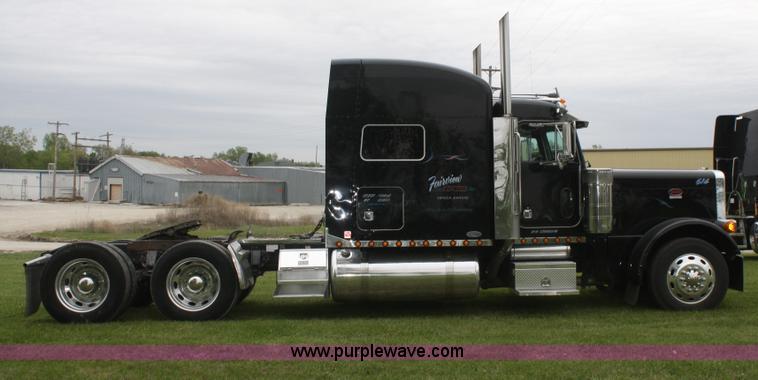 image for item B6576 2005 Peterbilt 379 semi truck