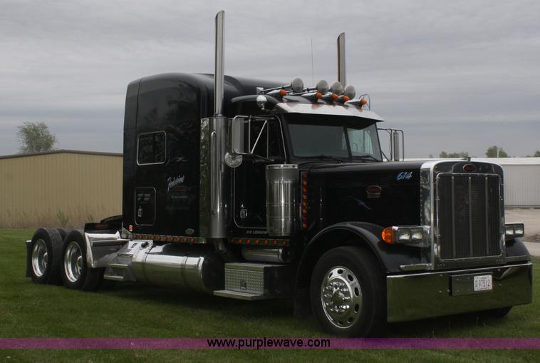 image for item B6576 2005 Peterbilt 379 semi truck