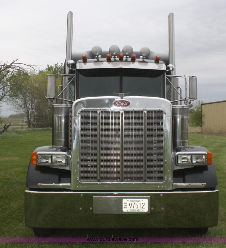 image for item B6576 2005 Peterbilt 379 semi truck