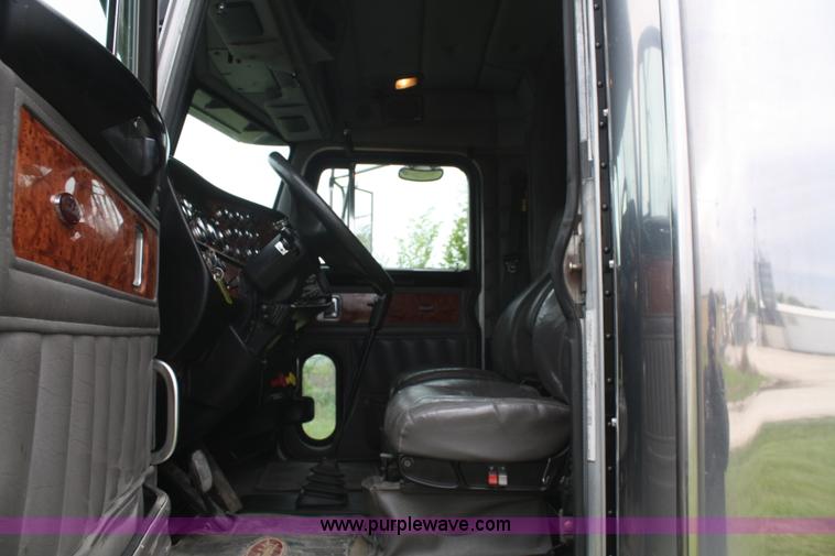 image for item B6576 2005 Peterbilt 379 semi truck