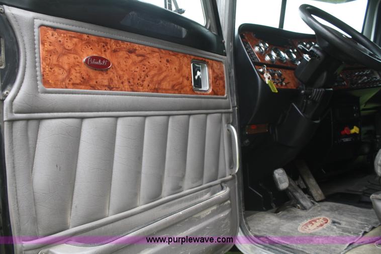 image for item B6576 2005 Peterbilt 379 semi truck