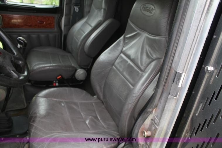 image for item B6576 2005 Peterbilt 379 semi truck