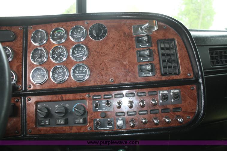 image for item B6576 2005 Peterbilt 379 semi truck