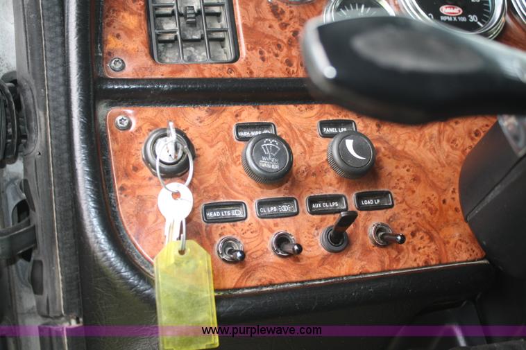 image for item B6576 2005 Peterbilt 379 semi truck