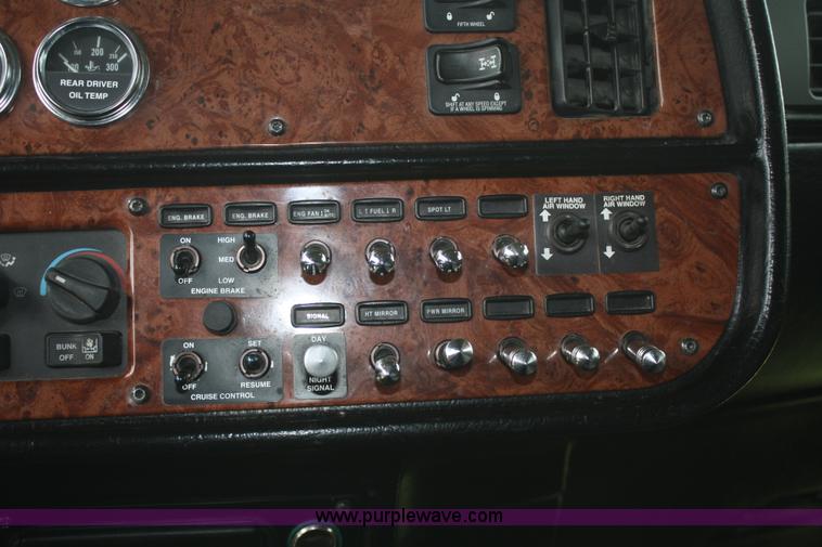 image for item B6576 2005 Peterbilt 379 semi truck