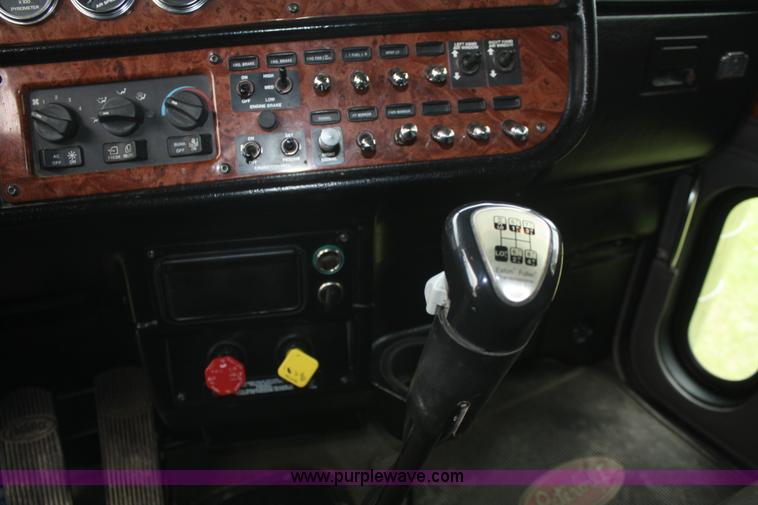 image for item B6576 2005 Peterbilt 379 semi truck