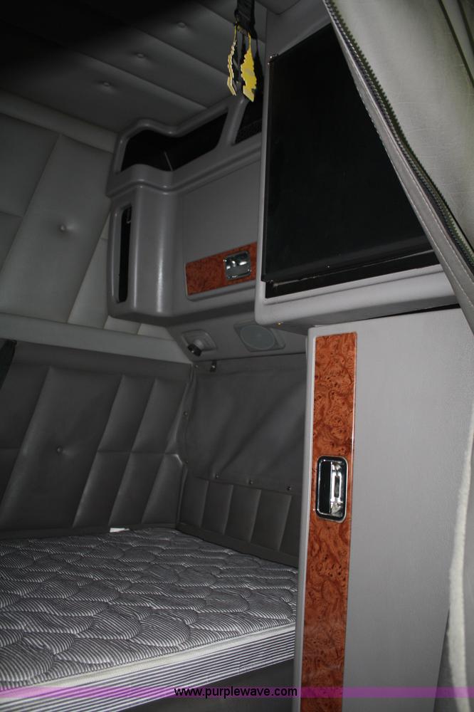 image for item B6576 2005 Peterbilt 379 semi truck