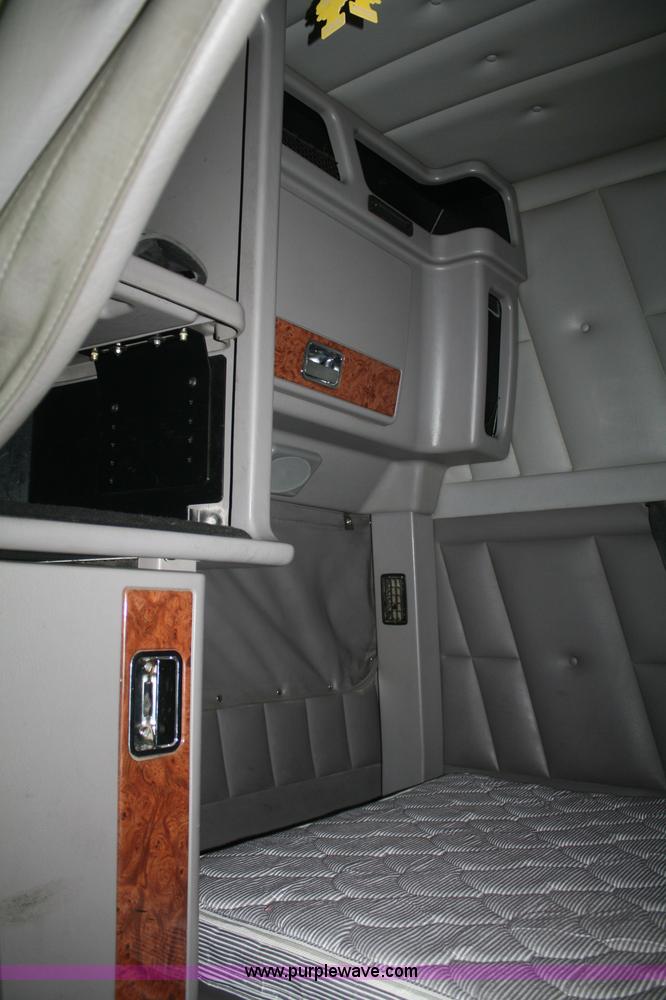 image for item B6576 2005 Peterbilt 379 semi truck