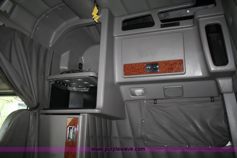 image for item B6576 2005 Peterbilt 379 semi truck