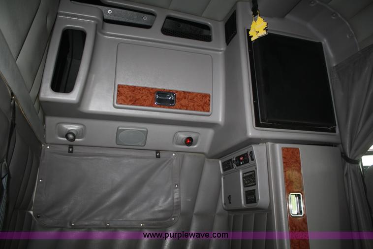 image for item B6576 2005 Peterbilt 379 semi truck