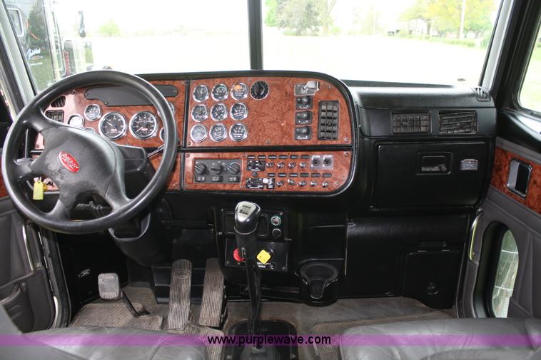 image for item B6576 2005 Peterbilt 379 semi truck