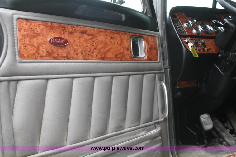image for item B6576 2005 Peterbilt 379 semi truck