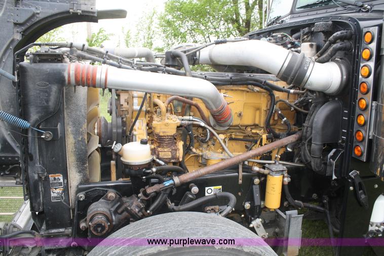 image for item B6576 2005 Peterbilt 379 semi truck