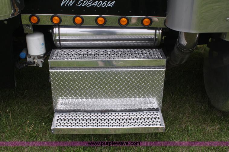 image for item B6576 2005 Peterbilt 379 semi truck