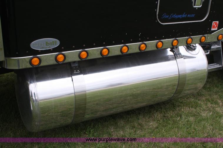 image for item B6576 2005 Peterbilt 379 semi truck